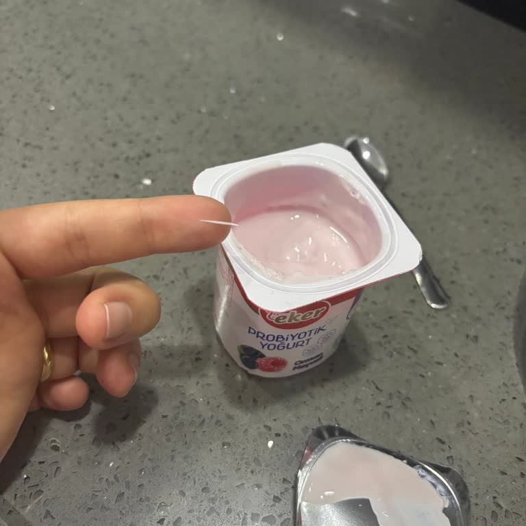 Eker Yoğurt İçinden Çıkan Yabancı Cisim Şoku