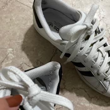 Adidas Superstar Wunden und Abnutzung an der Ferse nach dem Tragen, schlechte Qualität