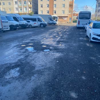 İstanbul Büyükşehir Belediyesi Mahalle Yolu Tehlikeli Ve Geçilemez Durumda!