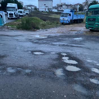 İstanbul Büyükşehir Belediyesi Mahalle Yolu Tehlikeli Ve Geçilemez Durumda!