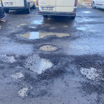 İstanbul Büyükşehir Belediyesi Mahalle Yolu Tehlikeli Ve Geçilemez Durumda!