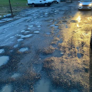 İstanbul Büyükşehir Belediyesi Mahalle Yolu Tehlikeli Ve Geçilemez Durumda!