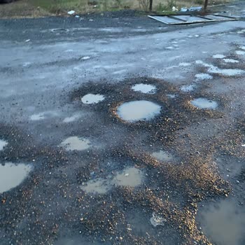 İstanbul Büyükşehir Belediyesi Mahalle Yolu Tehlikeli Ve Geçilemez Durumda!