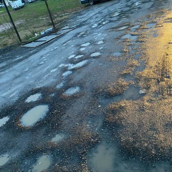 İstanbul Büyükşehir Belediyesi Mahalle Yolu Tehlikeli Ve Geçilemez Durumda!