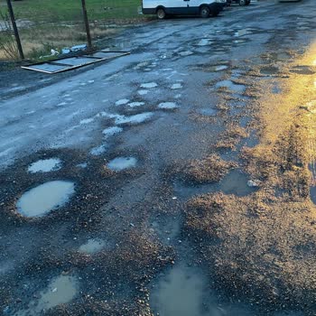 İstanbul Büyükşehir Belediyesi Mahalle Yolu Tehlikeli Ve Geçilemez Durumda!
