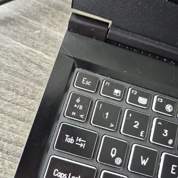 Monster Notebook Bilgisayar Kasasında Beklenmedik Çatlaklar!