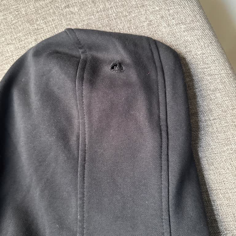 U.S. Polo Bayisinde Yırtık Sweatshirt Şoku