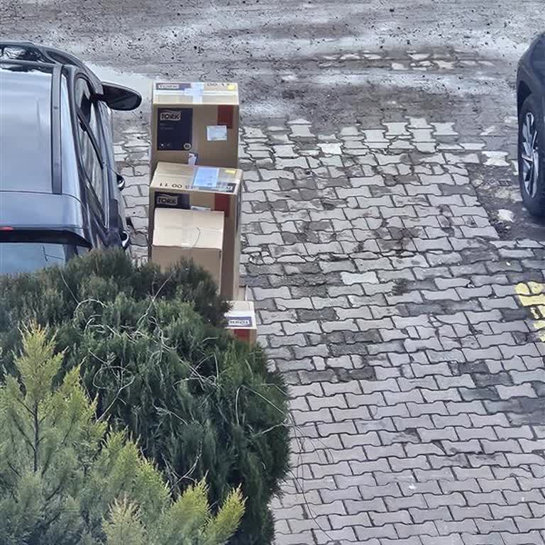 Yurtiçi Kargo Şirketimize Gelen Kargo, Otopark Önüne Bırakılıp Gidilmiştir