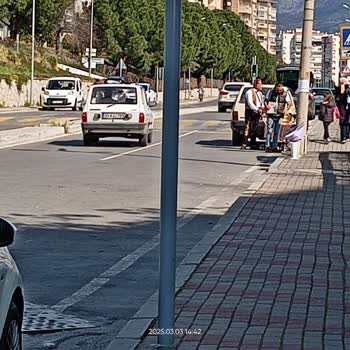 Okul Çıkışında Seyyar Satıcı Ve Trafik Karmaşası