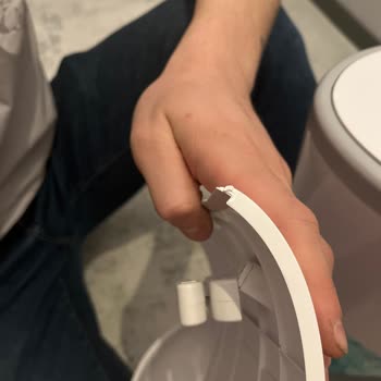 Kırık Çöp Kovası Ve Çözüm Beklentisi