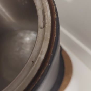 Fakir Çay Makinesi Paslandı Ve Su Akıtıyor