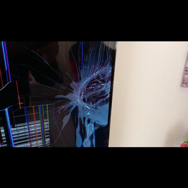 Kırık Ekranlı Televizyon Ve İlgisiz Müşteri Hizmetleri