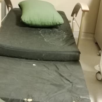 Hastane Refakatçi Koltuğunun Kötü Durumu Ve Hemşire Üslubu