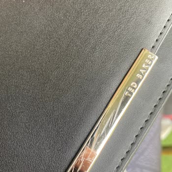 Bolso Ted Baker con problemas de calidad, solicito reembolso