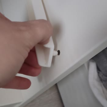 Trofast Saklama Ünitesindeki Kalitesiz Menteşe Sorunu