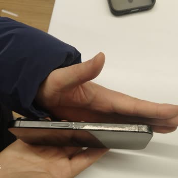 Troy Apple Premium Partner İPhone 15 Pro'da Isınma Ve Estetik Sorunlar