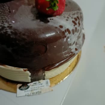 900 TL'lik Pasta Hayal Kırıklığı: Kuru Özür Yetmez!
