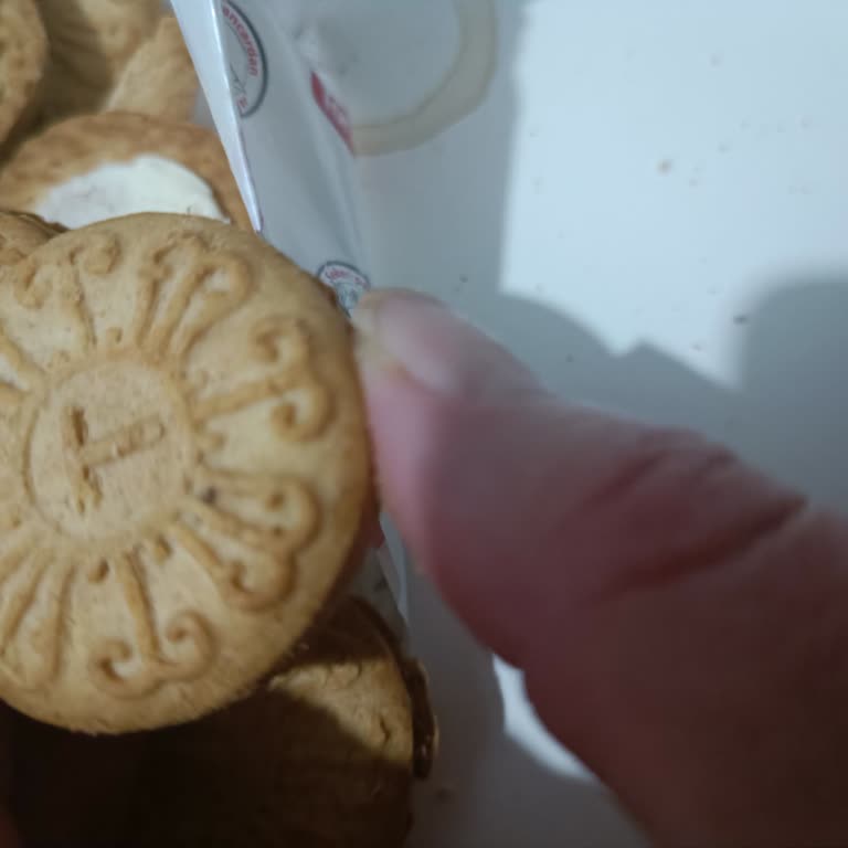 Torku Kremalı Bisküvide Şüpheli Siyah Noktalar