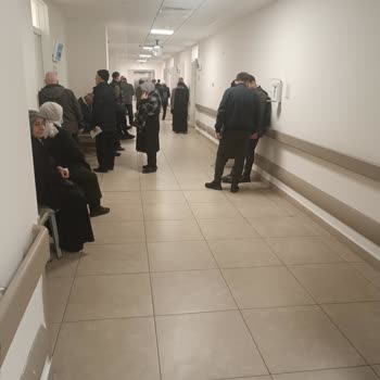 Hastane Koridorlarında Yetersiz Oturma Alanı