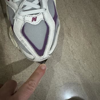 New Balance 9060 defectuosos, se despegan tras un día de uso