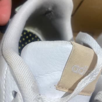 Zapatillas Adidas, forro interior desgarrado en 6 meses