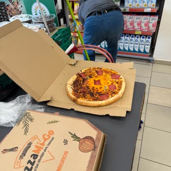 Sürekli Yanan Pizzalar Ve İlgisiz Hizmet