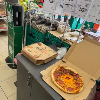 Sürekli Yanan Pizzalar Ve İlgisiz Hizmet