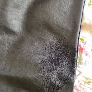 Parlak Kot Pantolonun Kalitesizliği Şaşırtıyor