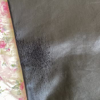 Parlak Kot Pantolonun Kalitesizliği Şaşırtıyor