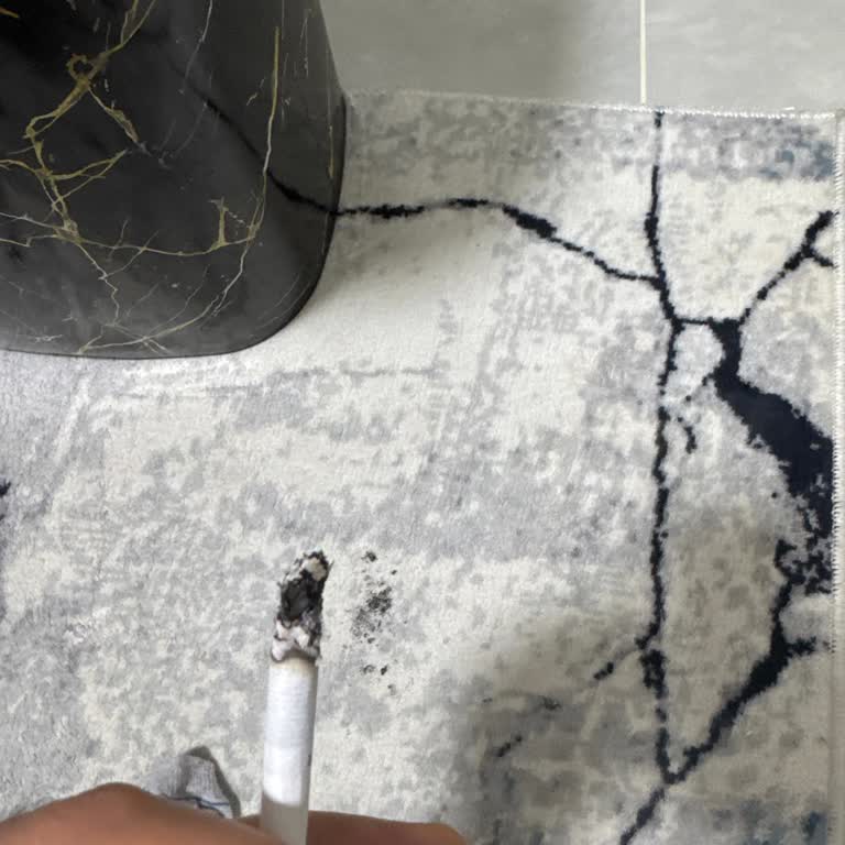 Sigara İçinde Odun Parçaları Ve Dökülen Kül Sorunu