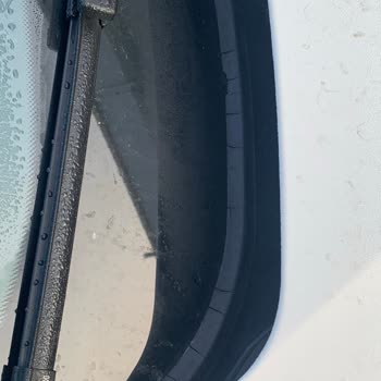 BMW F30 Ön Cam Fitil Sorunu: Kalitesiz Parça Ve Su Sızdırma Problemi