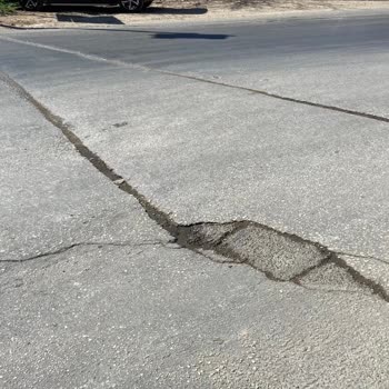 Yol Çukurları Araçlara Zarar Veriyor