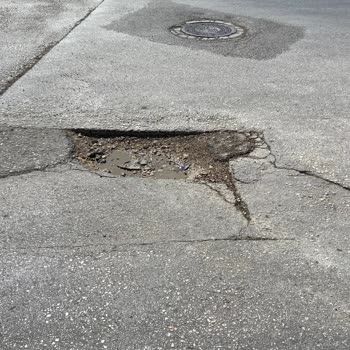 Yol Çukurları Araçlara Zarar Veriyor