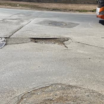 Yol Çukurları Araçlara Zarar Veriyor