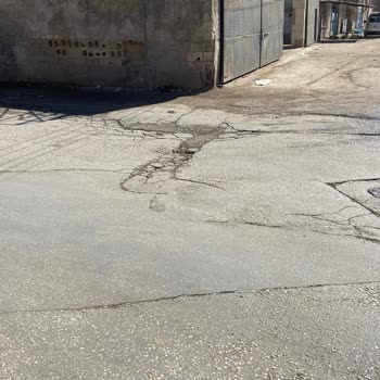 Yol Çukurları Araçlara Zarar Veriyor
