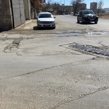 Yol Çukurları Araçlara Zarar Veriyor
