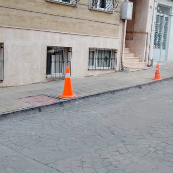 Esenler'de Park Sorunu: Duba Ve Su Şişeleri Engeli