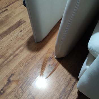 Yağmurlu Gecede Islak Ve Kusurlu Ürün Teslimatı