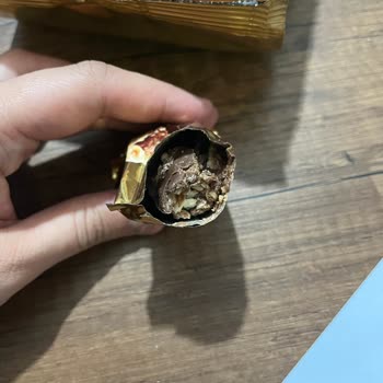 A101 Hijyen Sorunu: Patlak Ve Isırılmış Çikolata