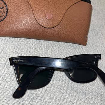 Rayban Gözlüğümün Parlaklığı Neden Kayboldu?