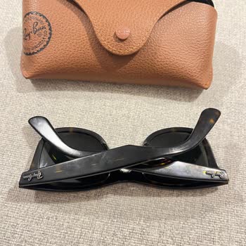 Rayban Gözlüğümün Parlaklığı Neden Kayboldu?