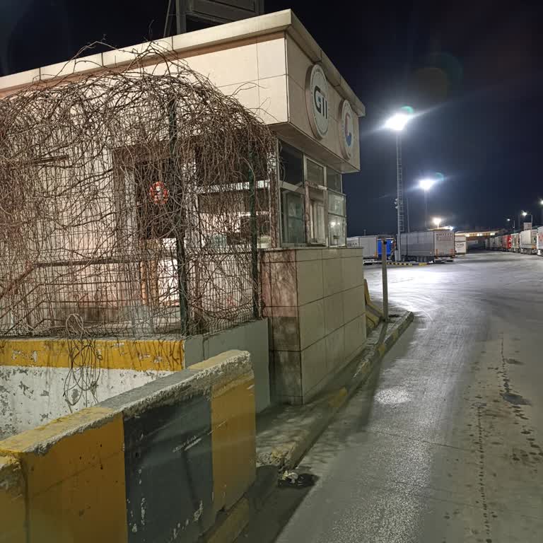 Gece Nöbetinde Terk Edilen Tır Parkı Girişi