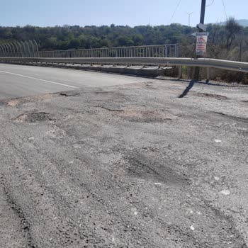 Urla Ovacık Köprüsü'ndeki Tehlikeli Yol Bozuklukları