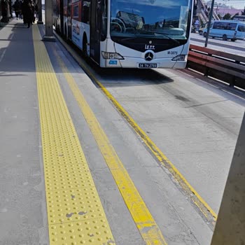 Metrobüs Yolundaki Pürüzler Yolculuğu Kabusa Çeviriyor