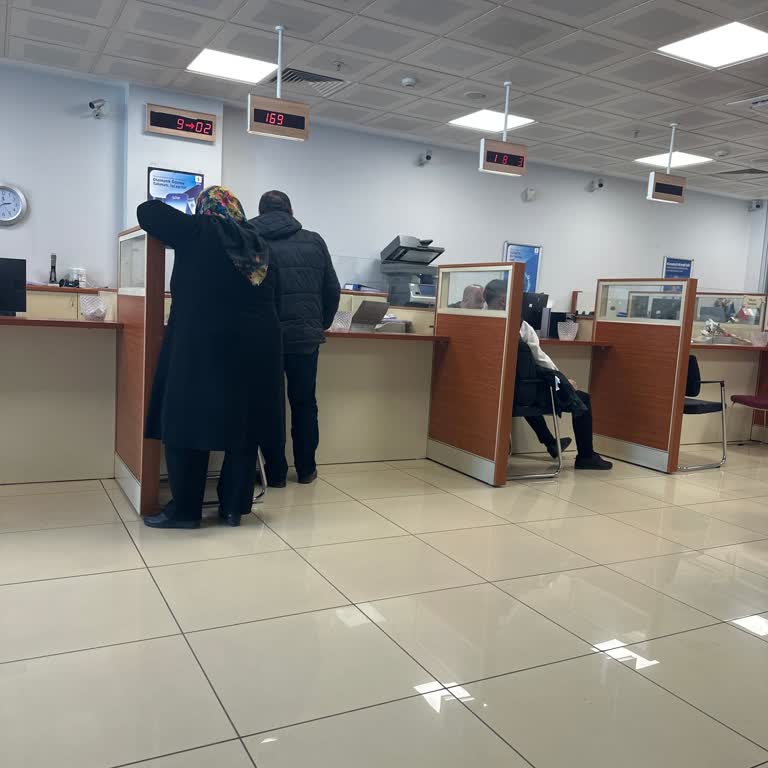 İş Bankası Şubesinde İlgisizlik Ve Yavaş Hizmet