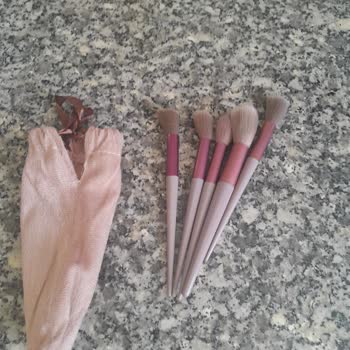 Eksik Ve Özensiz Makyaj Fırça Seti