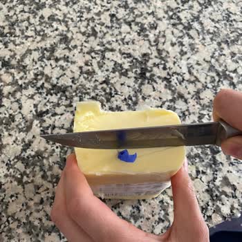 Gıda Güvenliği Tehditi: Kaşardan Eldiven Parçası Çıktı