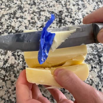 Gıda Güvenliği Tehditi: Kaşardan Eldiven Parçası Çıktı