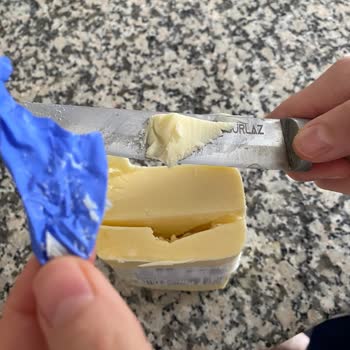 Gıda Güvenliği Tehditi: Kaşardan Eldiven Parçası Çıktı