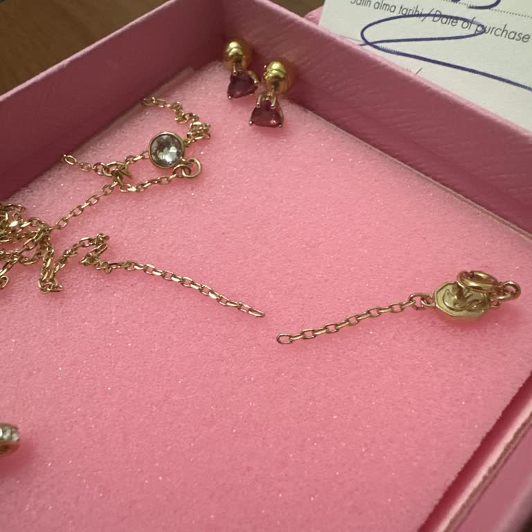Swarovski Kolyem 1 Ay İçinde Koptu, Mağaza Ve Müşteri Hizmetleri Çözüm Sunmadı